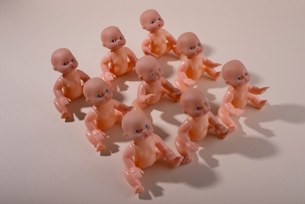 子供用のプラスチック製の赤ちゃん人形のコレクション