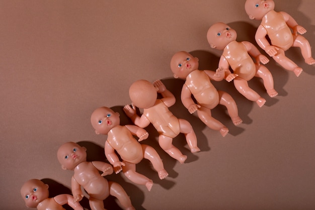 子供用のプラスチック製の赤ちゃん人形のコレクション