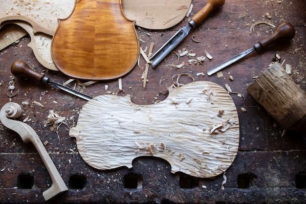 Foto gratuita collezione di strumenti per la lavorazione del legno vintage su un banco da lavoro grezzo