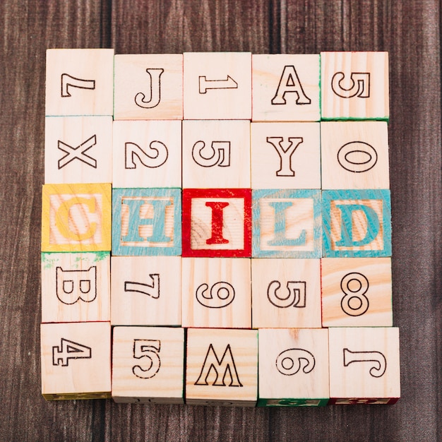 Foto gratuita collezione di cubi in legno con iscrizione bambino