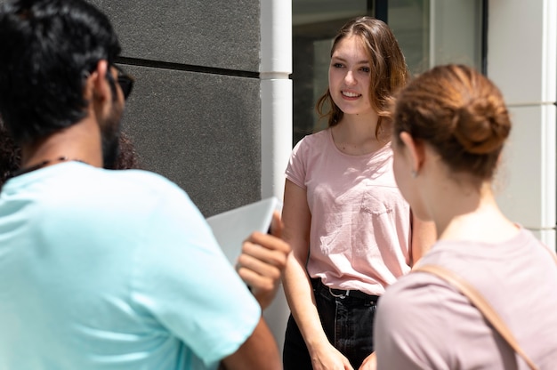 Colleghi universitari che studiano insieme