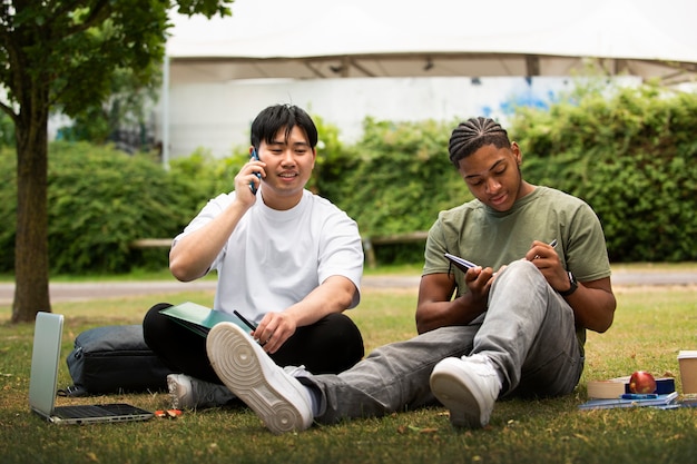 屋外で詰め込む大学生