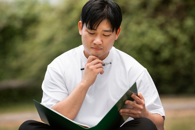 屋外で詰め込む大学生