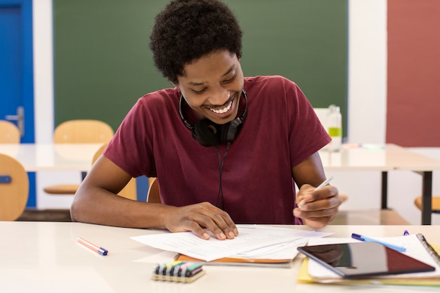 Free photo college students of different ethnicities cramming