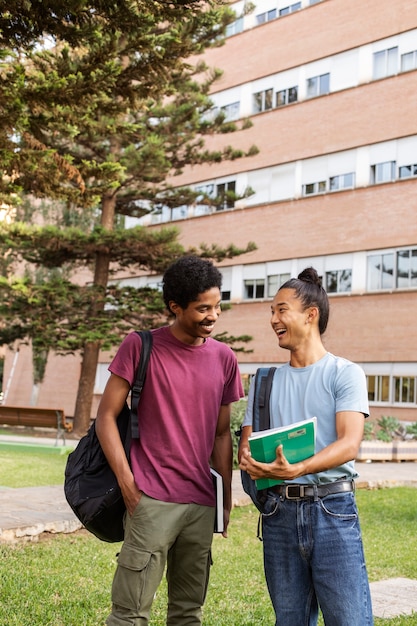 Foto gratuita studenti universitari di diverse etnie che si affollano