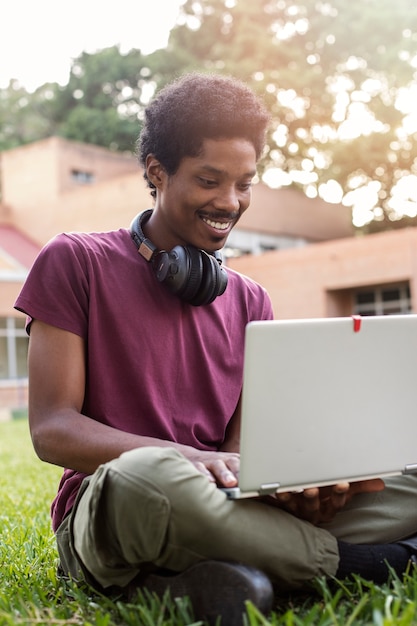 Foto gratuita studenti universitari di diverse etnie che si affollano