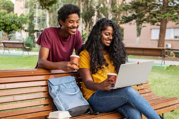 Foto gratuita studenti universitari di diverse etnie che si affollano