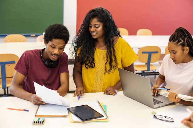 Foto gratuita studenti universitari di diverse etnie che si affollano