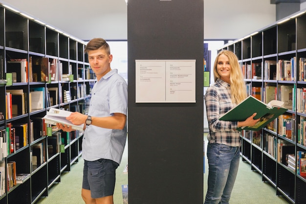 Studenti universitari con libri