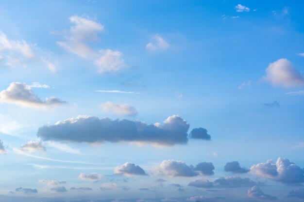 色の光明るい天のCloudscape