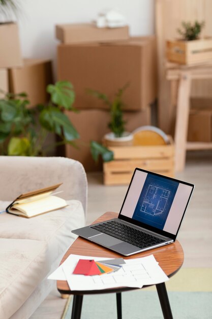 Цветовая палитра и ноутбук с книгой для ремонта дома