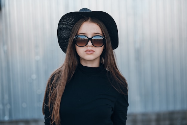 Free photo color sweater sunglasses hands town