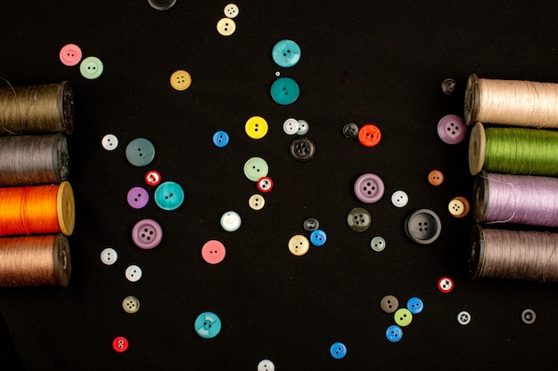 Foto gratuita bottoni colorati vintage insieme a filati cucirini multicolori