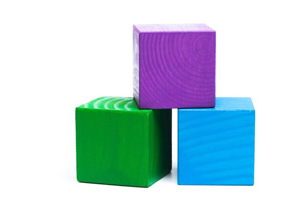 Цветные детские кубики на белом изолированном фоне