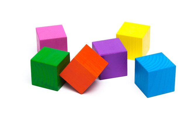 Цветные детские кубики на белом изолированном фоне