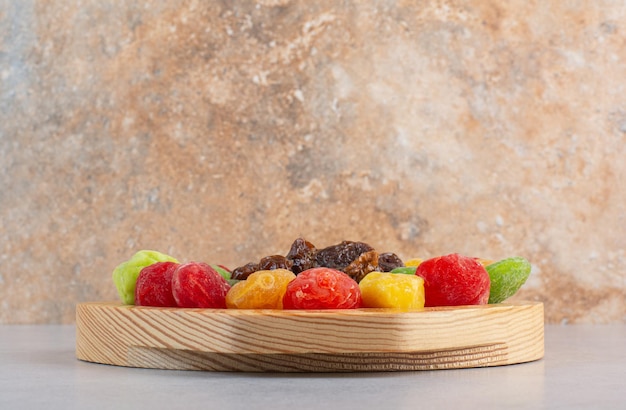 콘크리트 표면에 착색된 말린 체리와 과일.