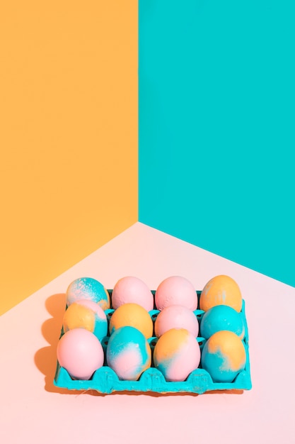핑크 테이블에 밝은 선반에 착 색된 부활절 달걀