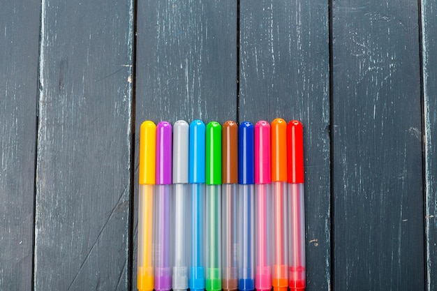 Foto gratuita pennarelli colorati su fondo in legno
