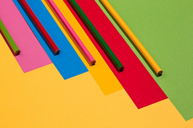 色鉛筆と色紙