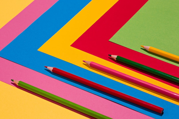 цветные карандаши и цветная бумага