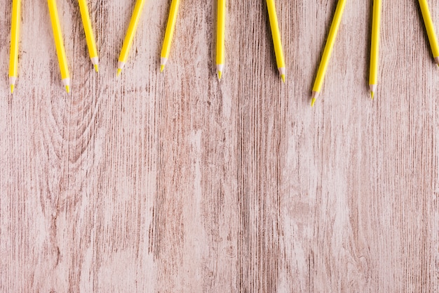 Бесплатное фото Цветные карандаши на деревянный стол