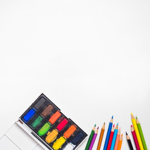 Цветные карандаши и акварель