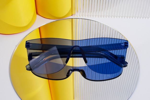 Бесплатное фото Натюрморт с цветными прозрачными очками
