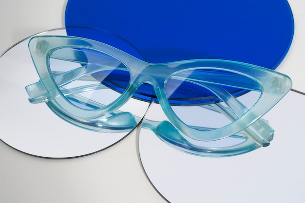 Бесплатное фото Натюрморт с цветными прозрачными очками