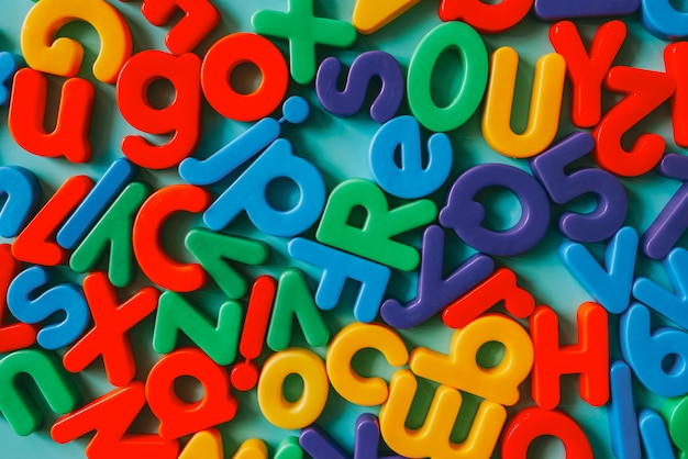 Foto gratuita lettere dell'alfabeto colorato su un tavolo