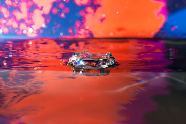 Красочный фон с брызгами воды