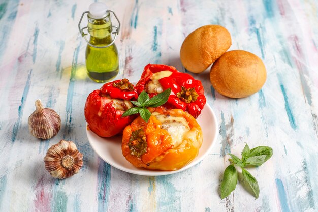 Colorato al forno con formaggio, peperoni ripieni con carne macinata.