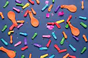 Бесплатное фото Разноцветные воздушные шары с красочными конфетти на синем фоне