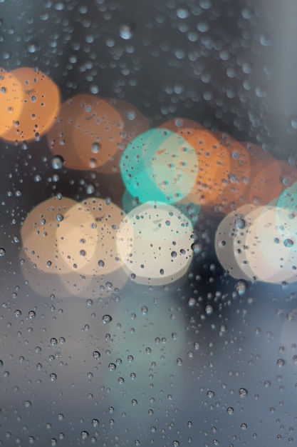 無料写真 雨が降っている間ウィンドウでカラフルなボケ