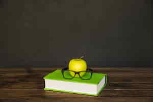 無料写真 カラフルな本、眼鏡とリンゴ、机