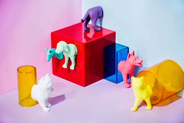 Foto gratuita figure di animali domestici in miniatura colorate e luminose