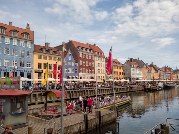 덴마크 코펜하겐의 Nyhavn 운하를 따라 다채로운 건물 외관