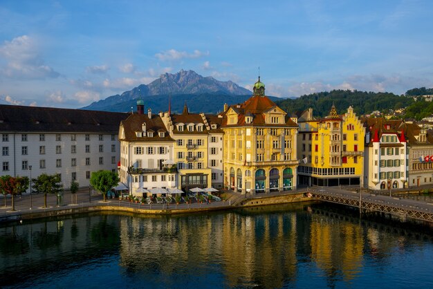 스위스 루체른의 산으로 둘러싸인 강 근처의 화려한 건물