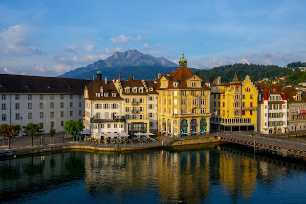 스위스 루체른의 산으로 둘러싸인 강 근처의 화려한 건물