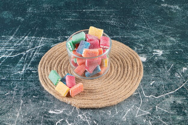 혼합 된 테이블에 삼발이에 유리 그릇에 다채로운 사탕.