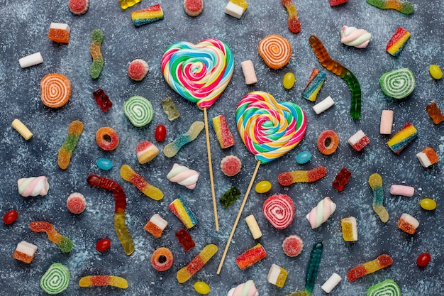 Foto gratuita caramelle colorate, gelatina e marmellata, vista dall'alto