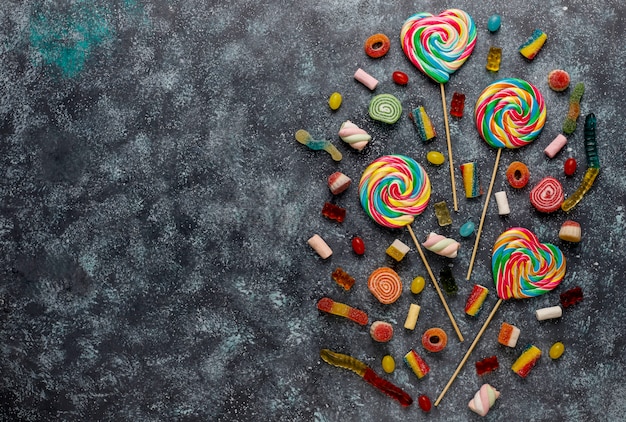 Foto gratuita caramelle colorate, gelatina e marmellata, vista dall'alto