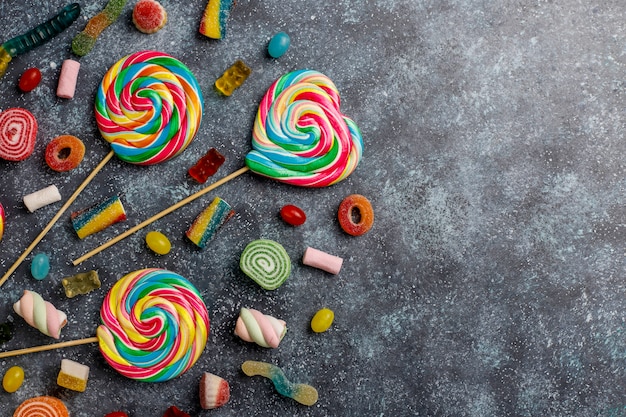 Foto gratuita caramelle colorate, gelatina e marmellata, vista dall'alto