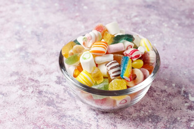 Разноцветные конфеты, желе и мармелад, нездоровые сладости