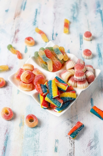 Разноцветные конфеты, желе и мармелад, нездоровые сладости.
