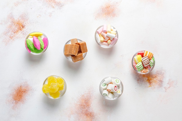 Разноцветные конфеты, желе и мармелад, нездоровые сладости.