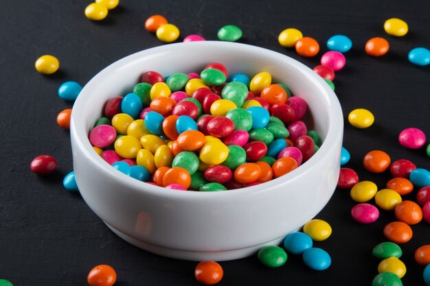 カラフルなお菓子 カラフルなお菓子の背景 黒の背景 プレミアム写真