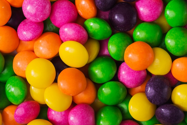 Foto gratuita puntini di caramelle colorate