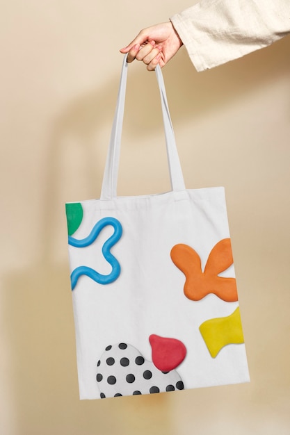 Бесплатное фото Красочная холщовая сумка-тоут с милым глиняным узором детская мода