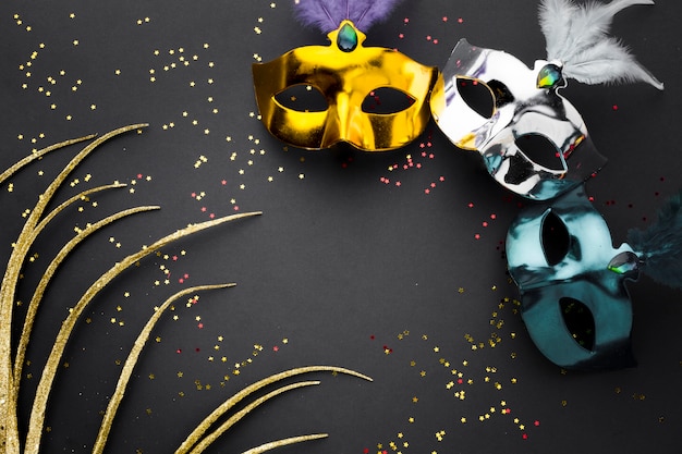Разноцветные карнавальные маски с блеском
