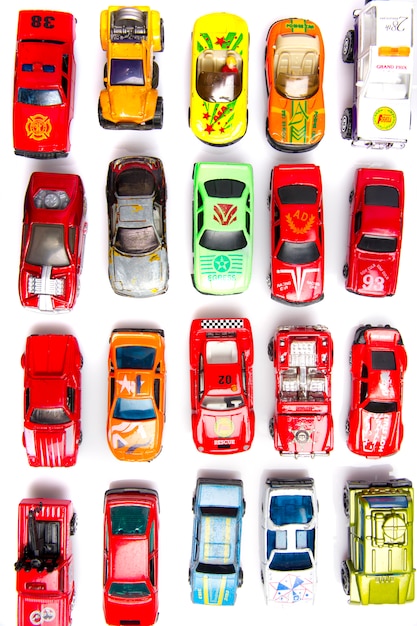 красочные игрушки автомобилей